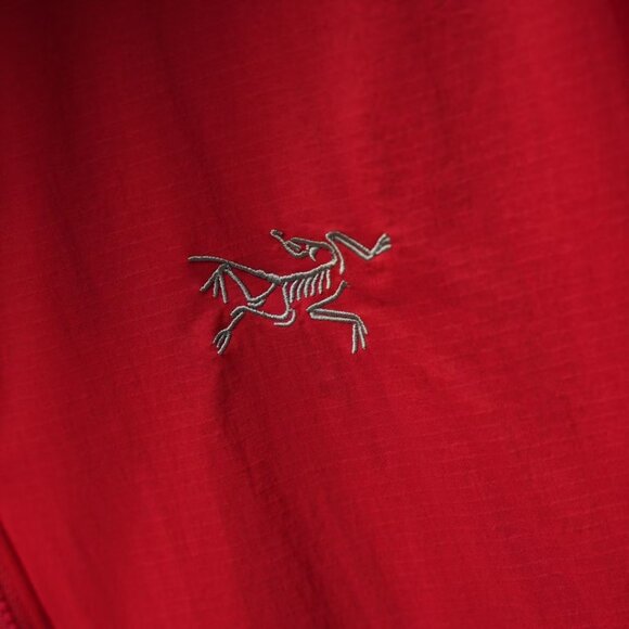 Arc'teryx Retro Red Hooded Outdoor Jacket - Lightweight, Windproof & Stylish - Picture 6 of 8